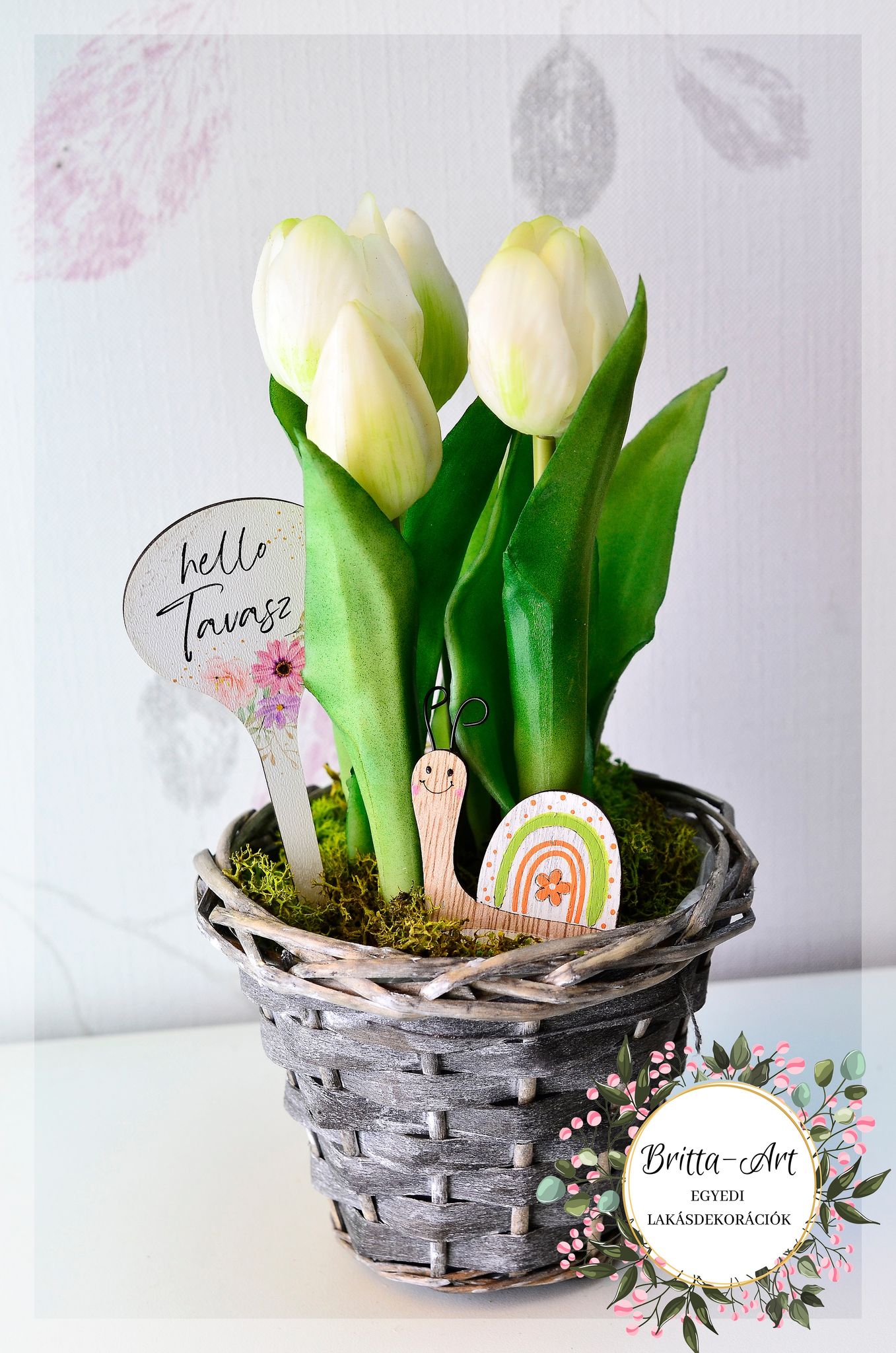 Tulipános dekoráció fonott kosárkában